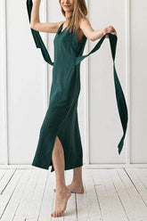 Ärmelloses Midikleid mit V-Ausschnitt und Gürtel